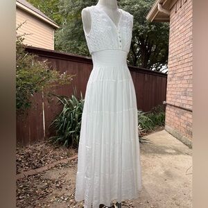 Chic White Sleeveless Maxi Dress